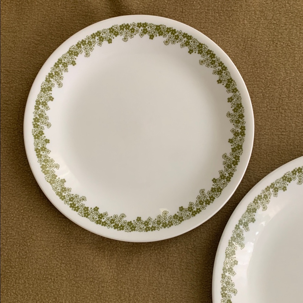 Corelle dinner plates in the vintage Spring Blossom Green pattern/"Crazy Daisy” - Picture 2 of 7